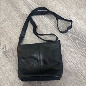 Wilson’s and Maxima soft leather crossbody 7.5 by 6 inches